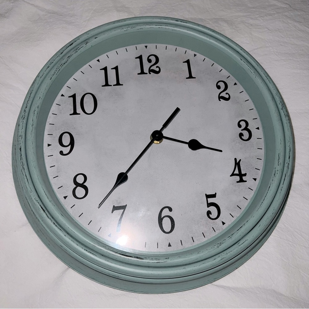 2/$20 ~Antique looking aqua clock